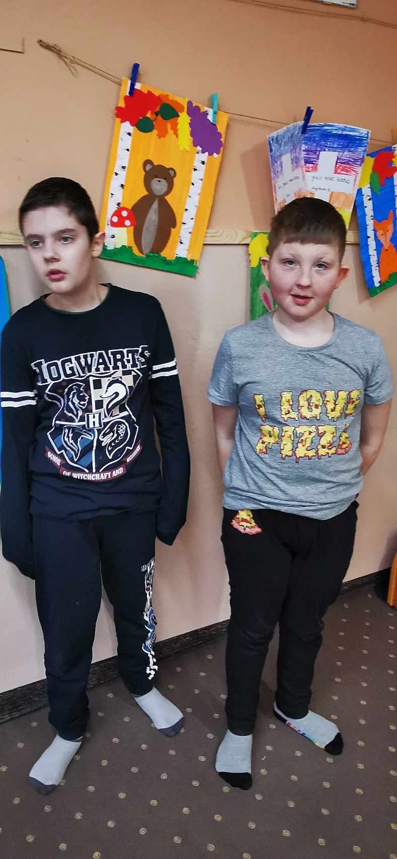 2 chłopców uczniów klasy 1 sp w piżamach