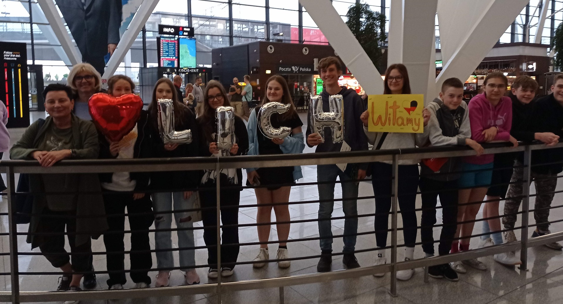 Uczniowie na lotnisku. 