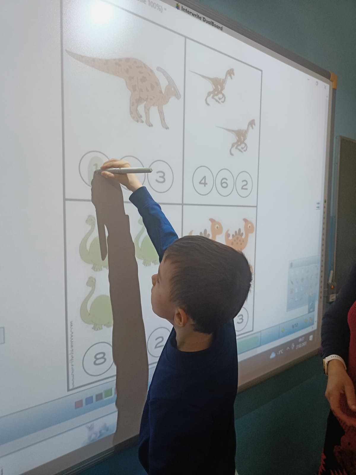 Przedszkolaki rozwiązują "dinozaurowe" zadania 