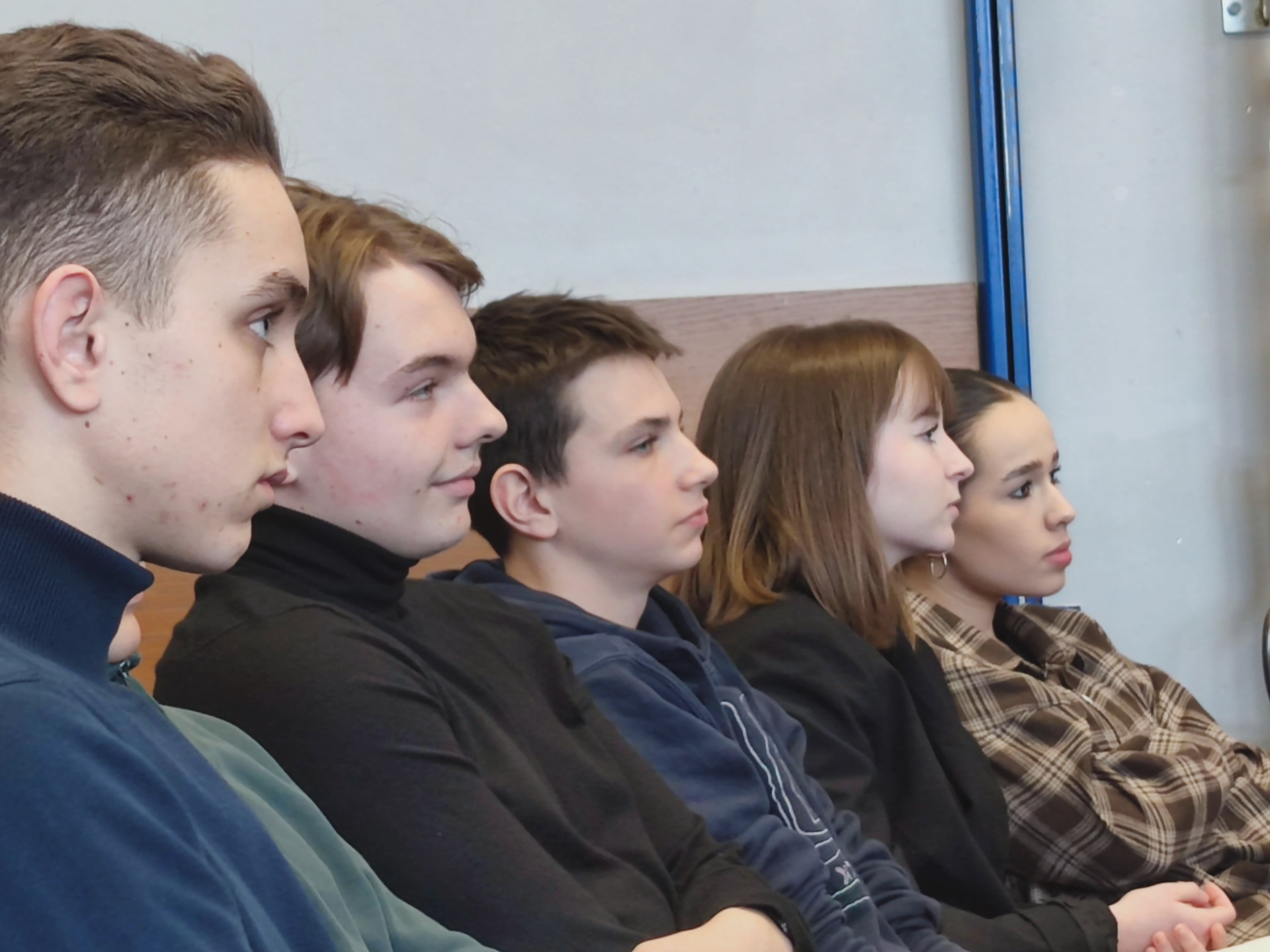 uczennice i uczniowie XXIX LO słuchający wystąpień prelegentów