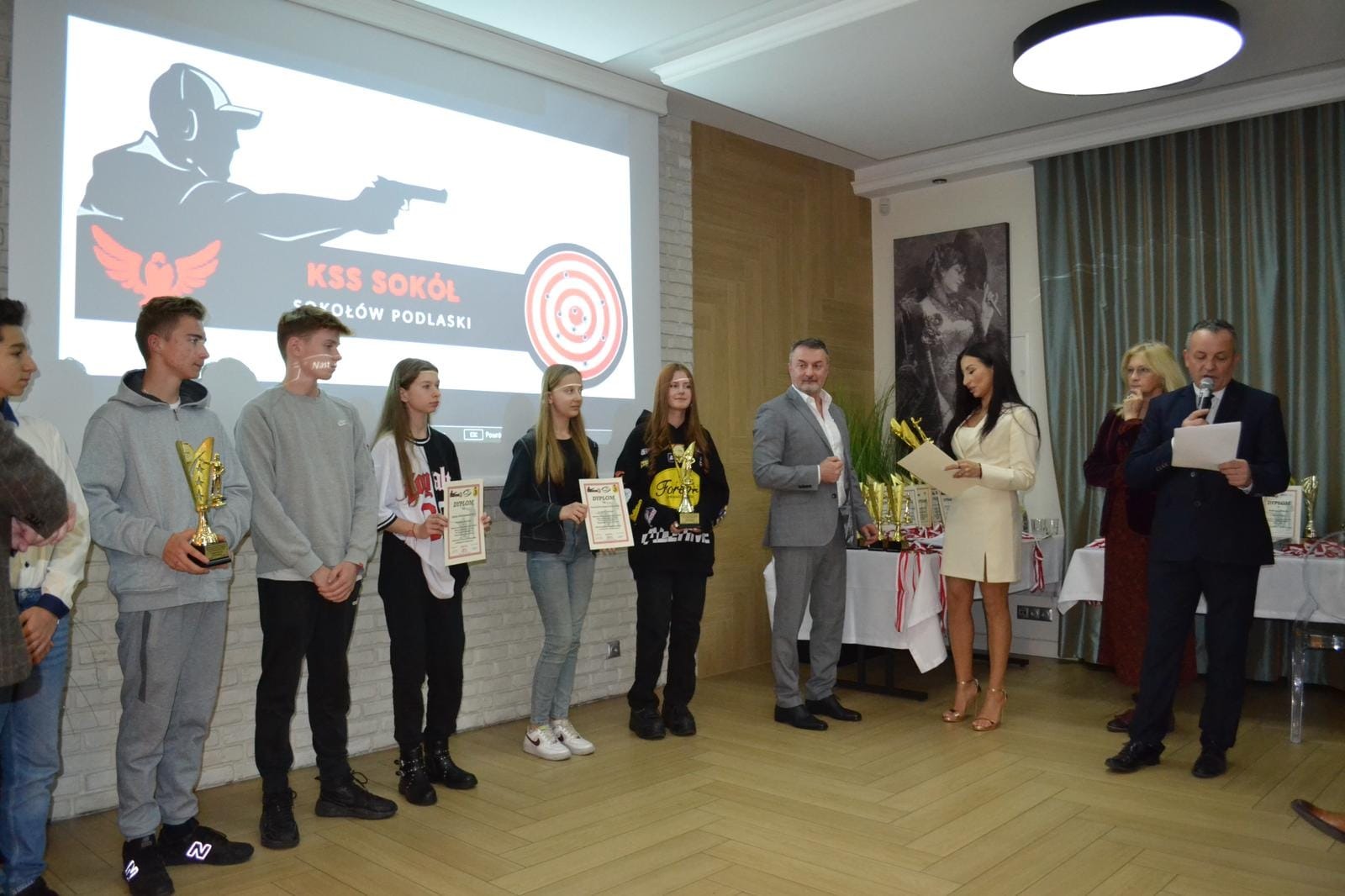 Uroczysta gala wręczenia nagród za zawody strzeleckie przeprowadzone przez Klub Strzelectwa Sportowego "SOKÓŁ" oraz Zespół Szkół Nr1 w Sokołowie Podlaskim 2021-2022  - Obrazek 3