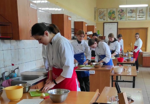 Zajęcia gastronomiczne uczniów klasy III C - Obrazek 4