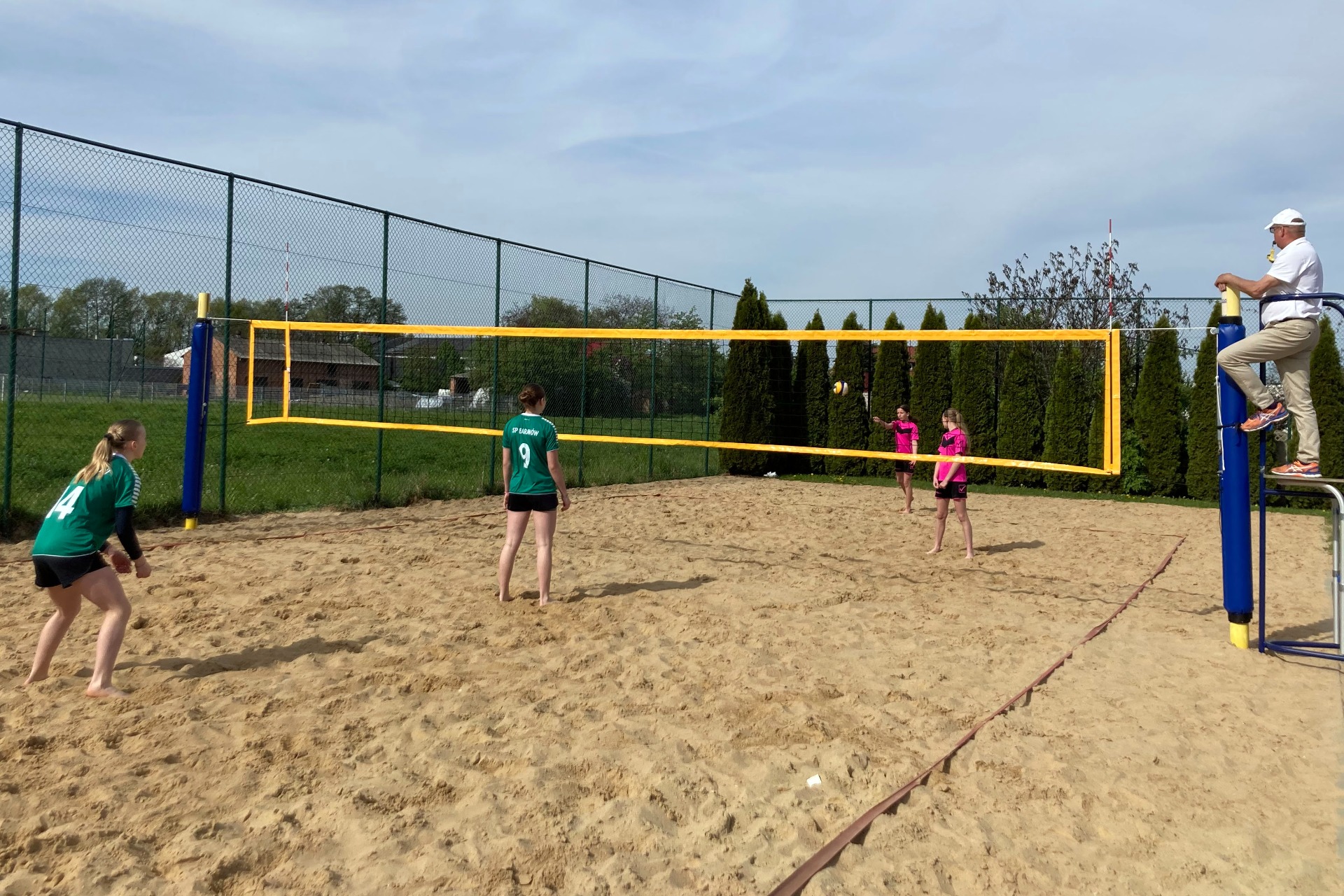 Słońce, piasek i dobra zabawa Gminny Turniej Siatkówki Plażowej - Obrazek 2