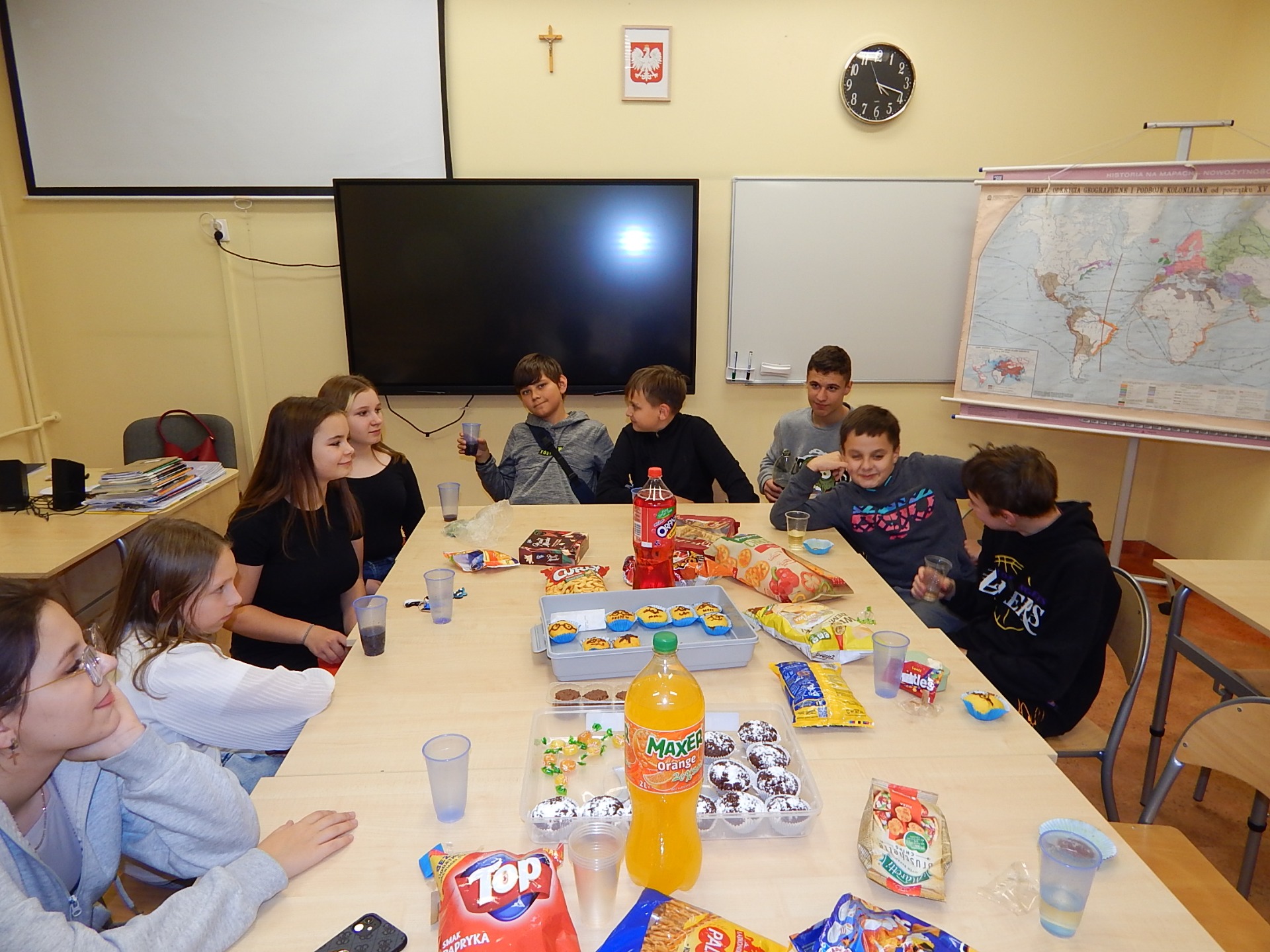 Uczniowie Szkoły Podstawowej Nr 2 im. Mikołaja Kopernika w Olecku podczas wróżb andrzejkowych i zabaw tanecznych