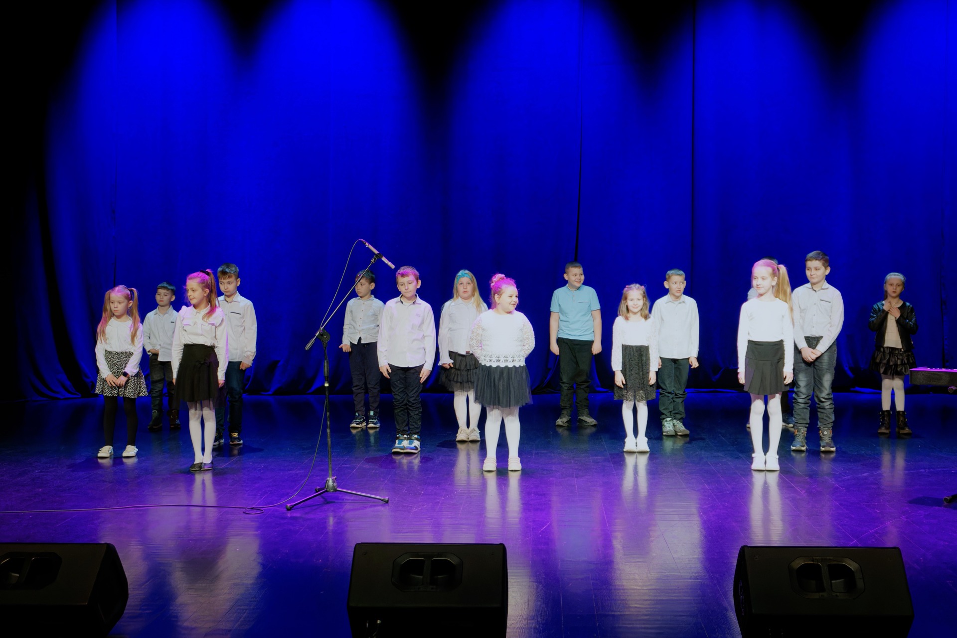 Uczniowie klasy 2d występują na scenie Pyrzyckiego Domu Kultury podczas 2 Pyrzyckiego Konkursu Talentów.