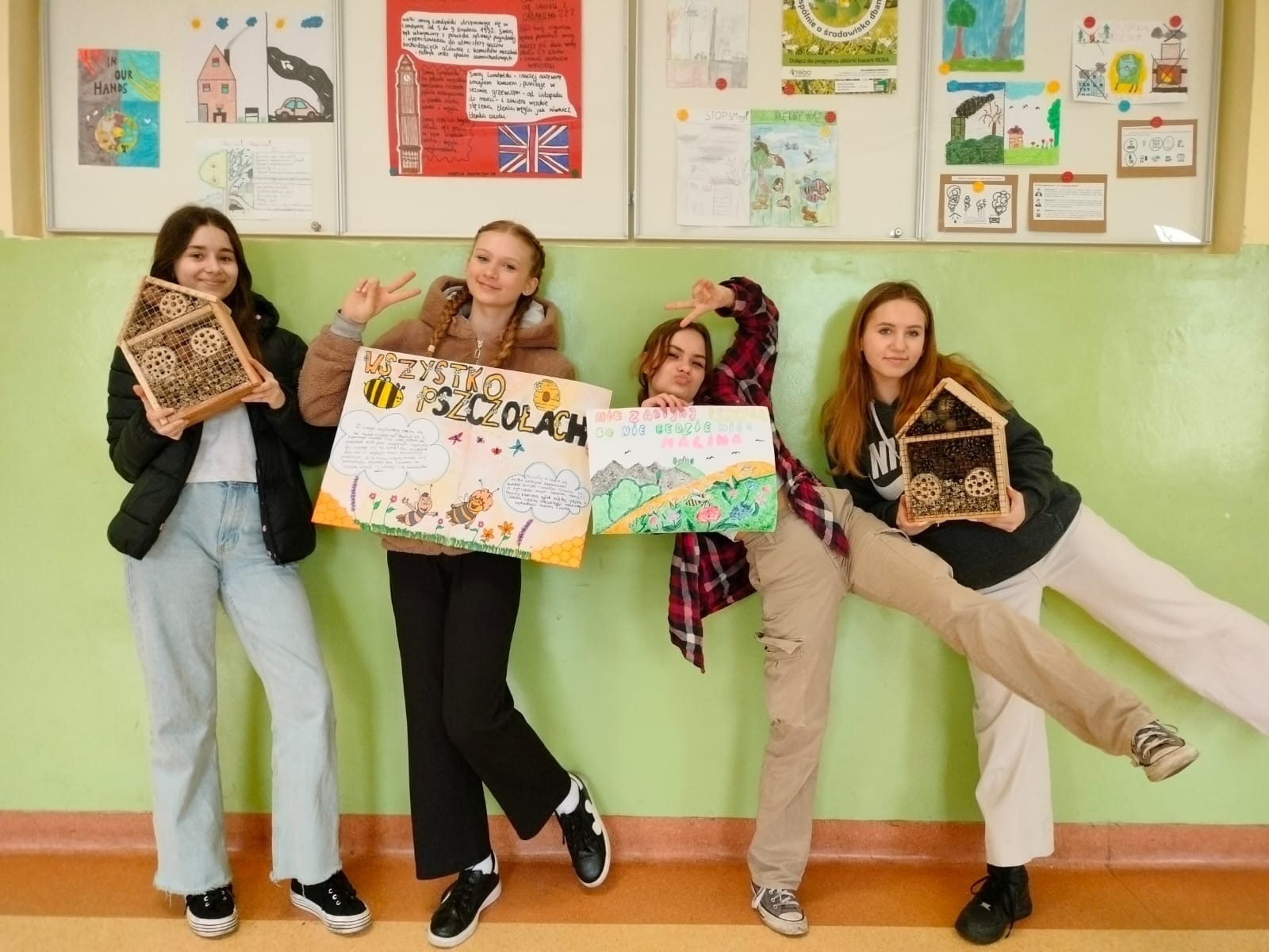 Uczennice szkoły prezentują otrzymane domki dla pszczół