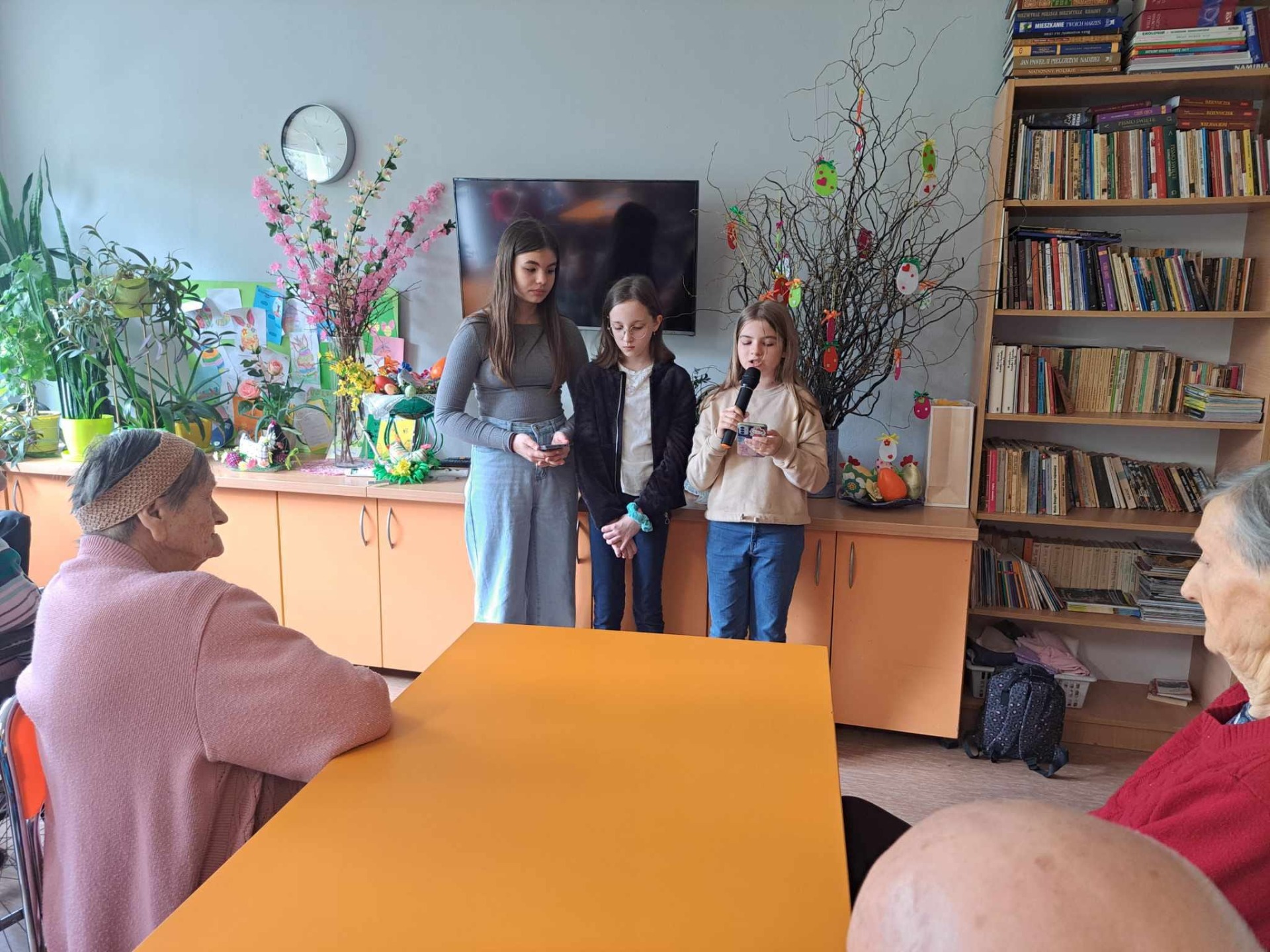 Uczennice klasy V: Sandra, Julia oraz Zofia podczas odwiedzin pensjonariuszy Zakładu Pielegnacyjno-Opiekuńczego w Tarnobrzegu. 
