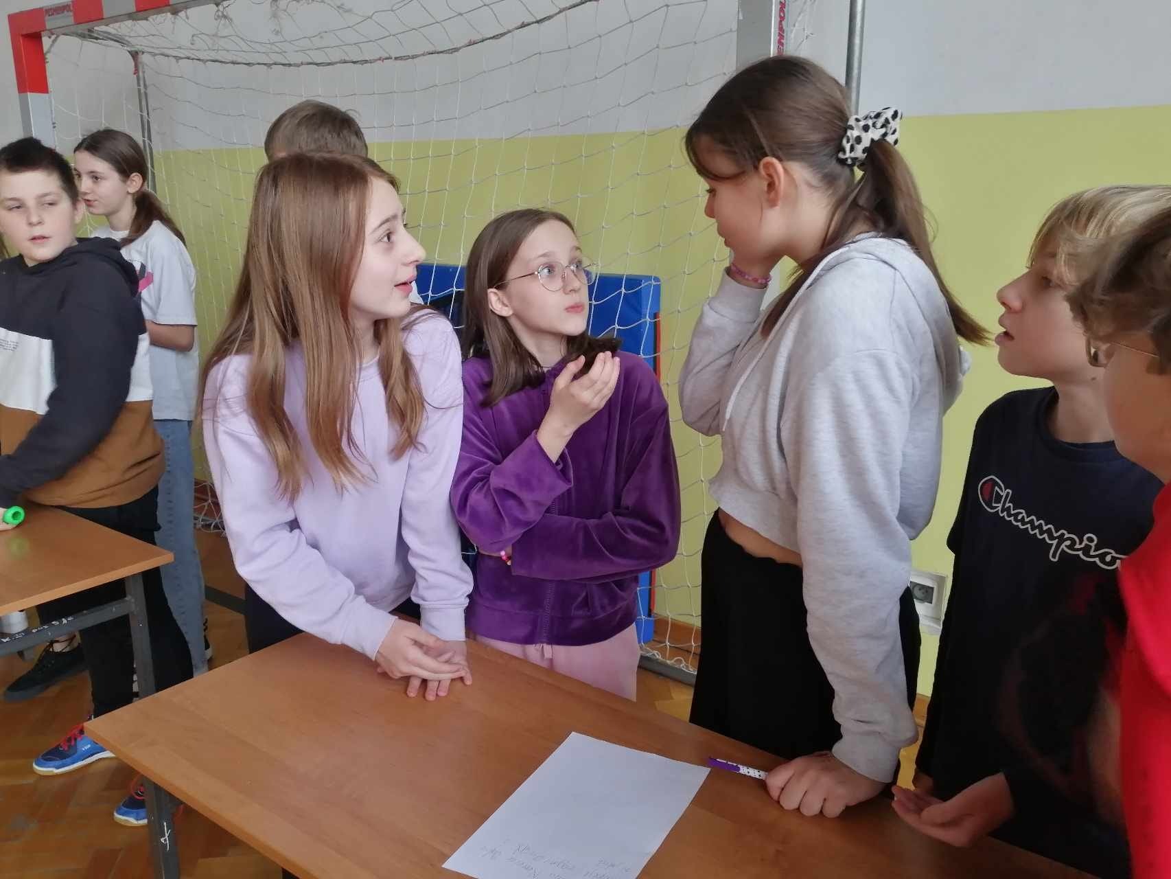 Uczniowie kasy 5 podczas konkurencji sprawdzającej wiedzę z języka polskiego.