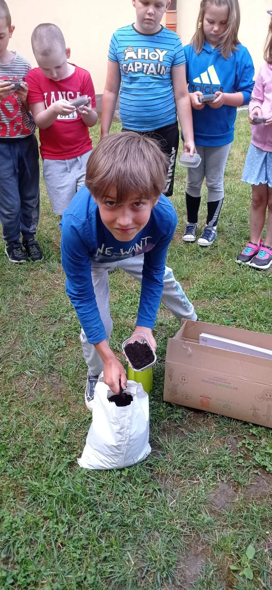 Uczniowie z klasy 1 wzięli udział w ogólnopolskiej akcji edukacyjnej #ZDROWOROSNA🌱🌿 Nasi uczniowie zamienili się w małych ogrodników i zasiali koper. Akcja ma za zadanie pokazać dzieciom jak ważne jest uprawianie własnych warzyw🍅🥒i zdrowe odżywianie🥗. - Obrazek 6